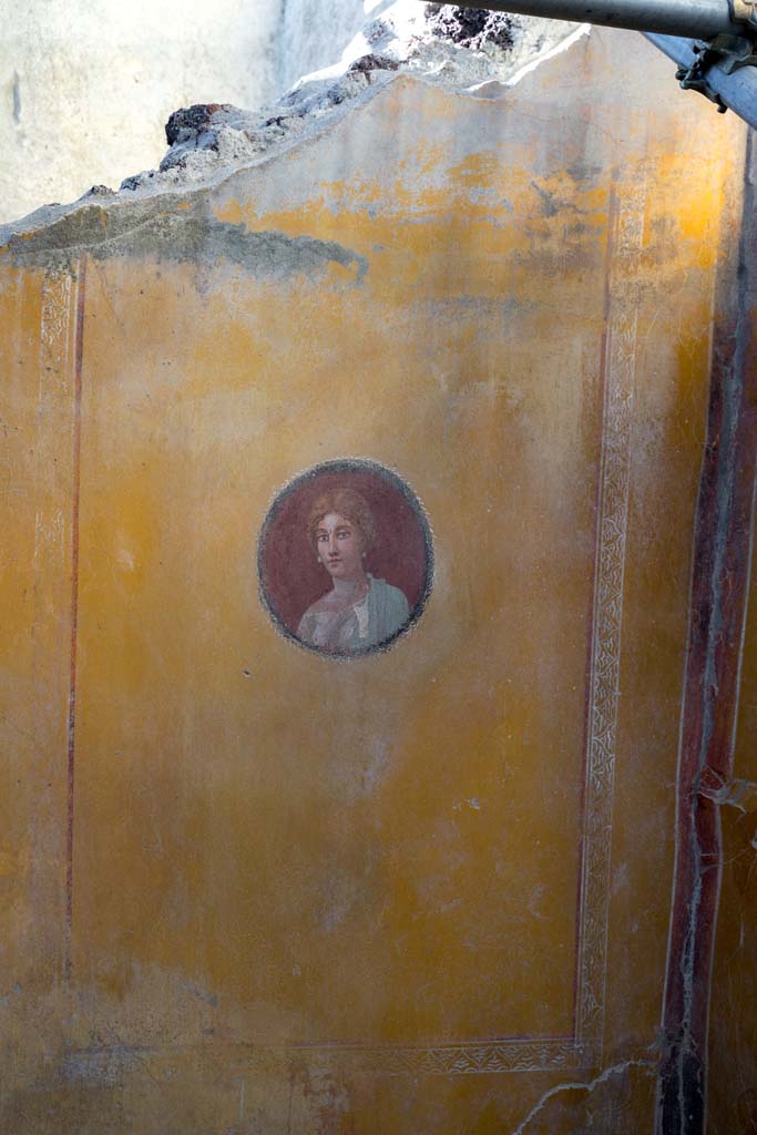 V.3, Pompeii. Casa del Giardino. October 2021. 
Room 3, east end of north wall in north-east corner of triclinium. Photo courtesy of Johannes Eber.
