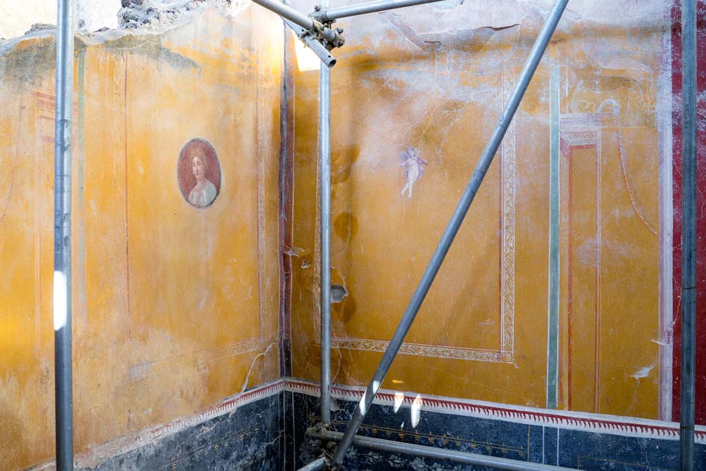 V.3, Pompeii. Casa del Giardino. October 2021. Room 3, north-east corner, with east wall, on right. Photo courtesy of Johannes Eber.