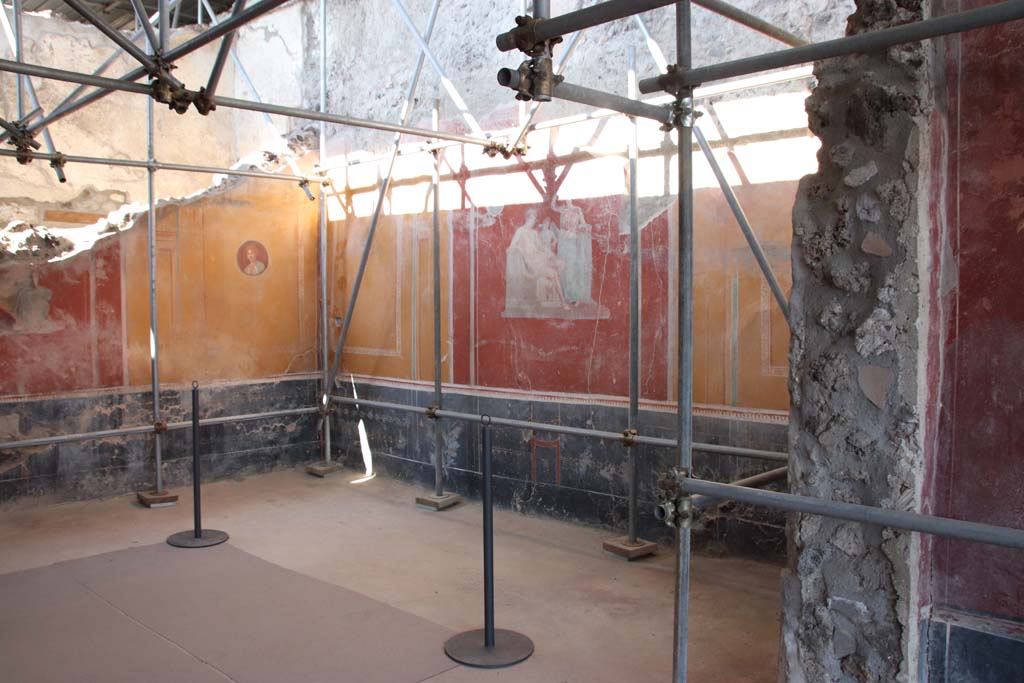 V.3 Pompeii. Casa del Giardino. September 2021. 
Room 3, looking towards north-east corner and east wall of triclinium. Photo courtesy of Klaus Heese.

