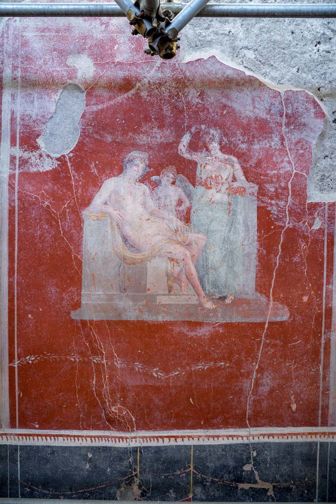 V.3, Pompeii. Casa del Giardino. October 2021.
Room 3, central painting of Venus, perhaps either Adonis or Paris, and a cupid, from east wall.
Photo courtesy of Johannes Eber.
