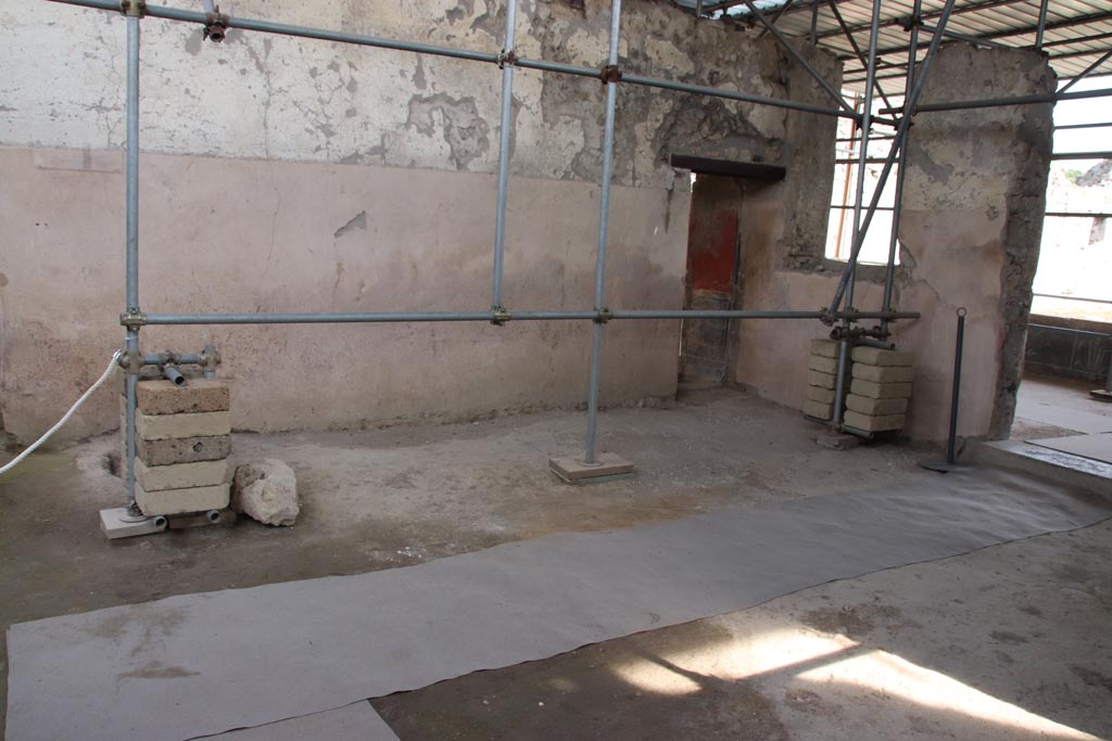V.3 Pompeii. Casa del Giardino, October 2022.  
Room 5, looking south-east across atrium towards doorway to room 3 and doorway to Portico 10, on right. Photo courtesy of Klaus Heese.
