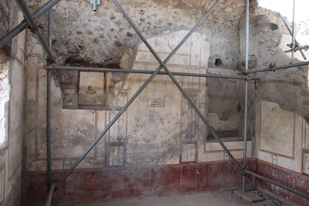 V.3 Pompeii. Casa del Giardino. October 2022. Room 7, looking towards west wall. Photo courtesy of Klaus Heese. 