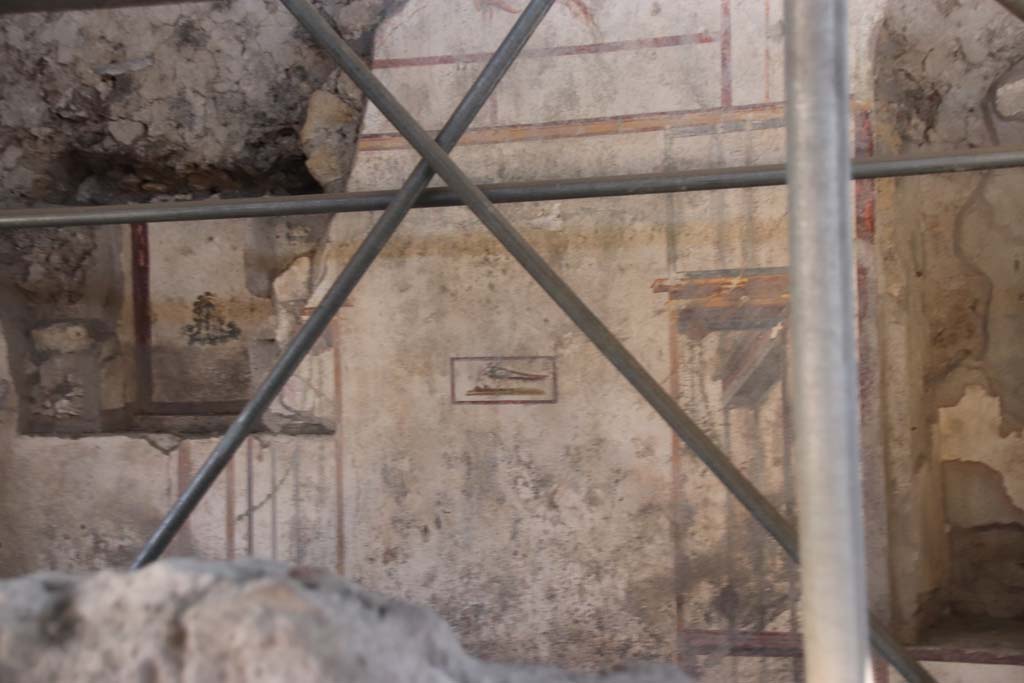 V.3 Pompeii. Casa del Giardino. September 2021. Room 7, detail of centre of west wall. Photo courtesy of Klaus Heese.