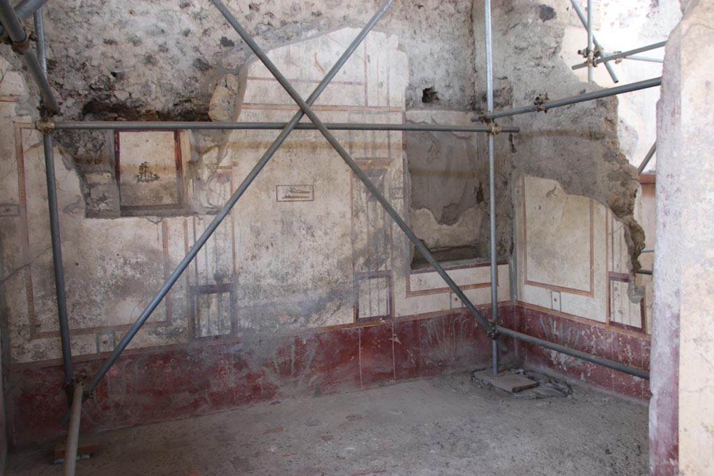 V.3 Pompeii. Casa del Giardino. October 2022. Room 7, looking towards west wall. Photo courtesy of Klaus Heese.