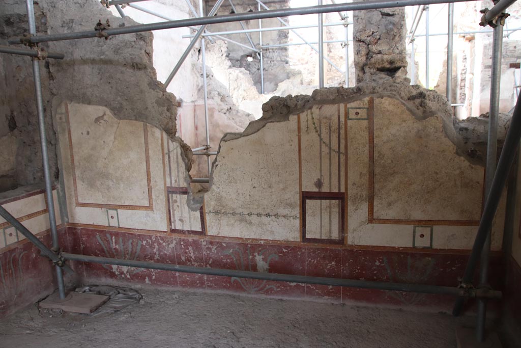 V.3 Pompeii. Casa del Giardino. October 2022. Room 7, north wall. Photo courtesy of Klaus Heese. 