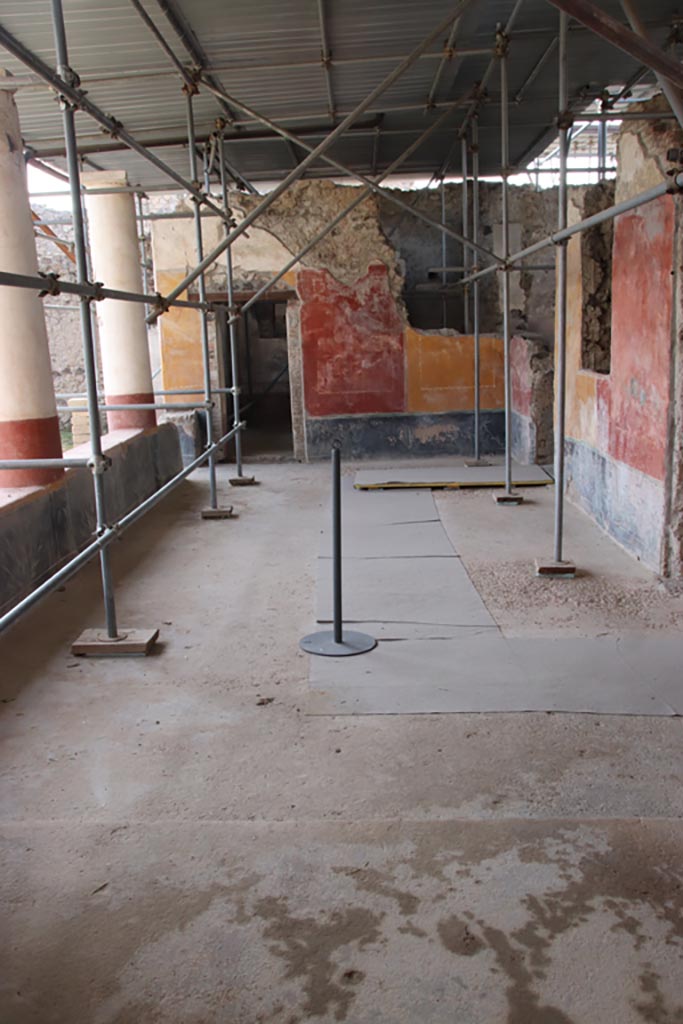 V.3 Pompeii. Casa del Giardino. October 2022. 
Portico 10, looking west across south portico to room 7, on left, and doorway to atrium 5, centre right. 
Photo courtesy of Klaus Heese.
