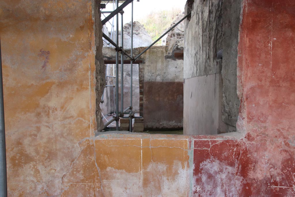 V.3 Pompeii. Casa del Giardino. October 2022. 
Portico 10, looking towards north wall with window into atrium 5, and across to doorway to room 13. Photo courtesy of Klaus Heese. 


