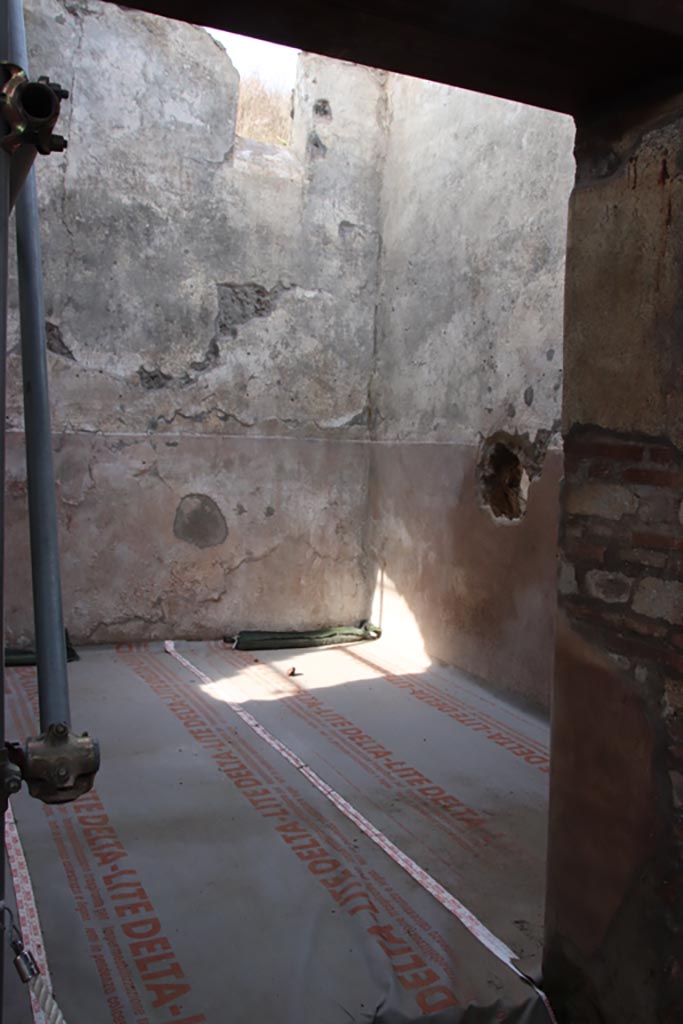 V.3 Pompeii. Casa del Giardino. October 2022. 
Room 14, looking north through doorway. Photo courtesy of Klaus Heese. 

