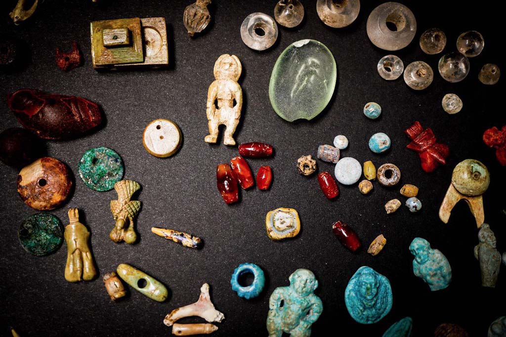 V.3 Pompeii. Casa del Giardino. August 2019. Some of the objects found in the chest.

Alcuni degli oggetti trovati nel scrigno.

Photograph © Cesare Abbate/ANSA courtesy Parco Archeologico di Pompei.
