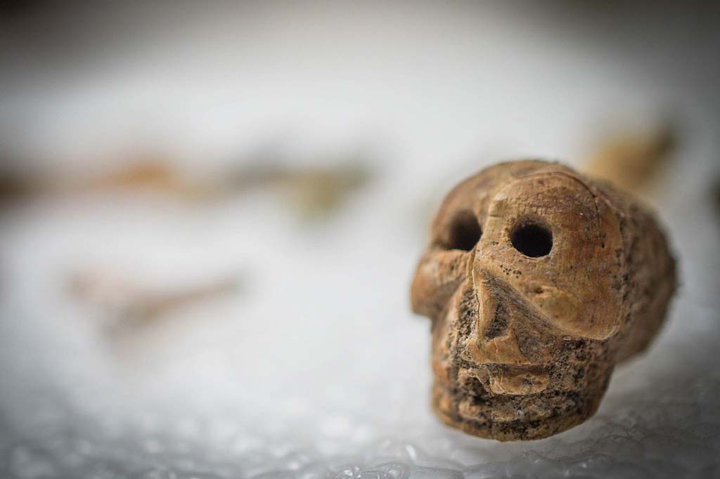 V.3 Pompeii. Casa del Giardino. August 2019. Bone amulet in the shape of a skull.

Amuleto in osso a forma di teschio.

Photograph © Cesare Abbate/ANSA courtesy Parco Archeologico di Pompei.
