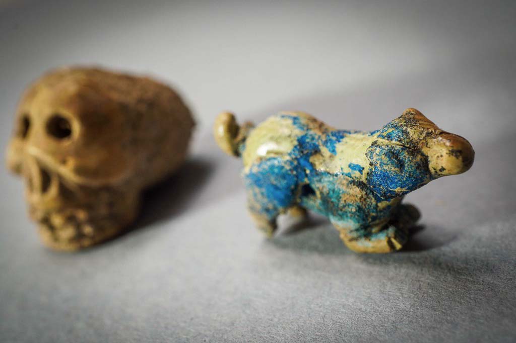 V.3 Pompeii. Casa del Giardino. August 2019. Small animal amulet.

Piccolo amuleto animale.

Photograph © Cesare Abbate/ANSA courtesy Parco Archeologico di Pompei.

