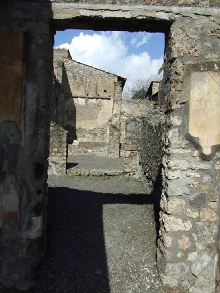 V.4.3 Pompeii.  March 2009.  Doorway to Tablinum.