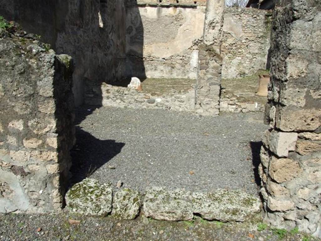 V.4.3 Pompeii.  March 2009.  Doorway to Triclinium/South Portico, in north wall of Tablinum.