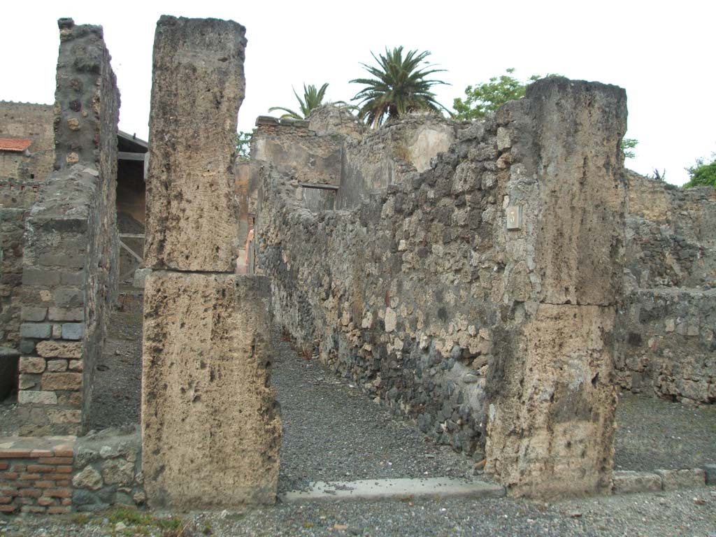 V.4.3 Pompeii. May 2005. Entrance doorway.