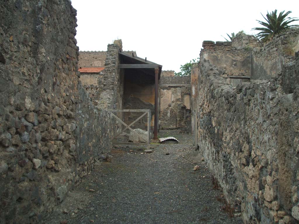 V.4.3 Pompeii. March 2009. Entrance corridor looking north. 

