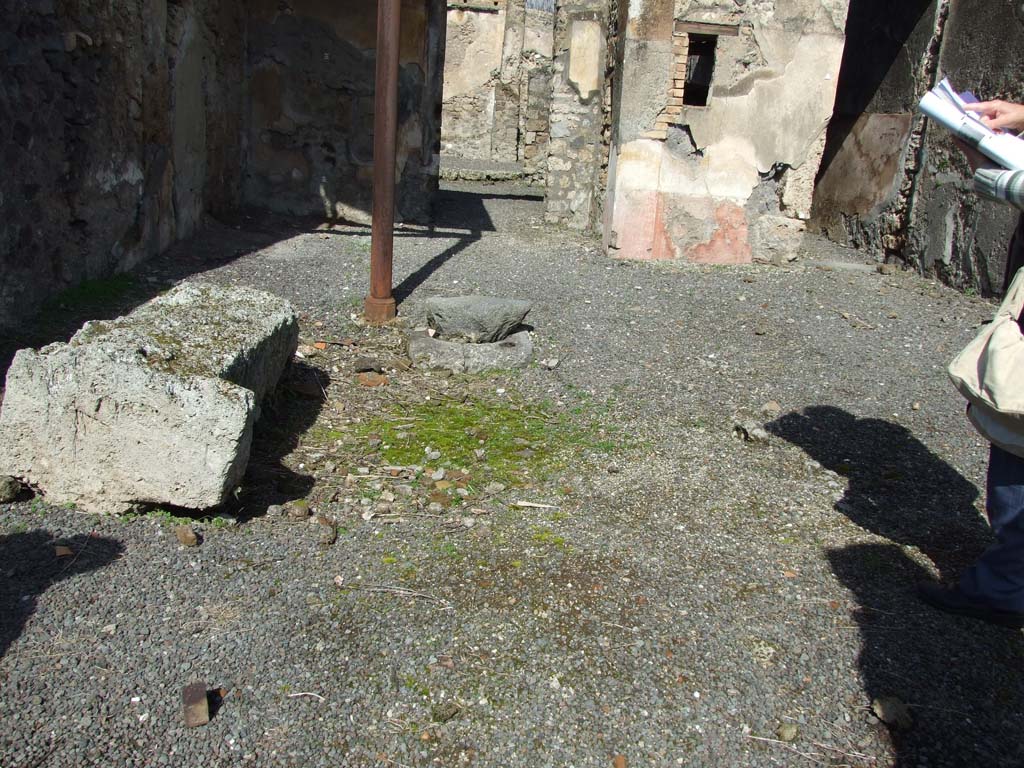V.4.3 Pompeii. May 2005. Entrance corridor looking north. The area of the stairs to the upper floor were against the west wall, but were destroyed in the 1943 bombing.
