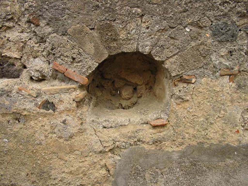 V.4.7 Pompeii. May 2003. Niche in east wall of corridor. Photo courtesy of Nicolas Monteix.