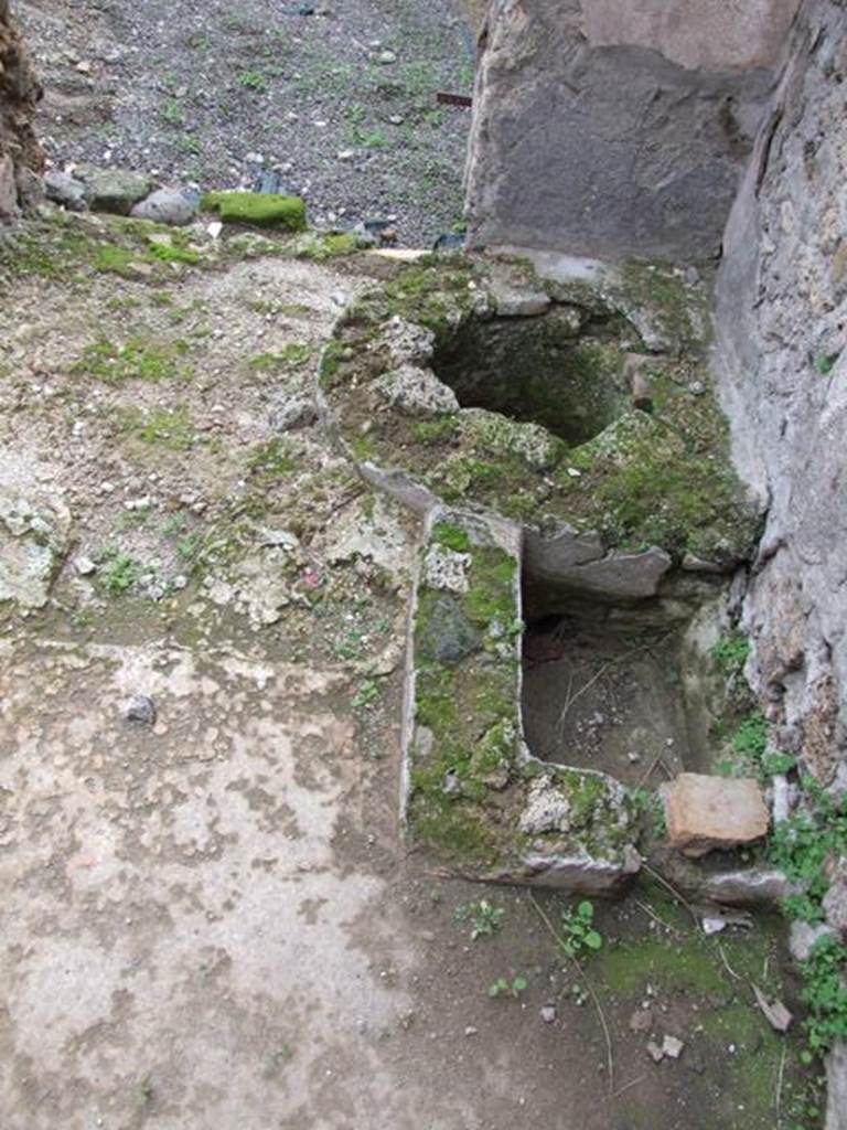V.4.7 Pompeii. December 2007. 
South-west corner below niche/recess, opening for the cistern and a basin? 
