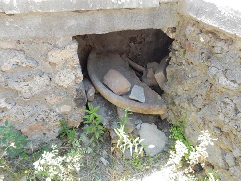 V.4.7 Pompeii. May 2017. Area under counter, looking south from behind counter.
Photo courtesy of Buzz Ferebee.
