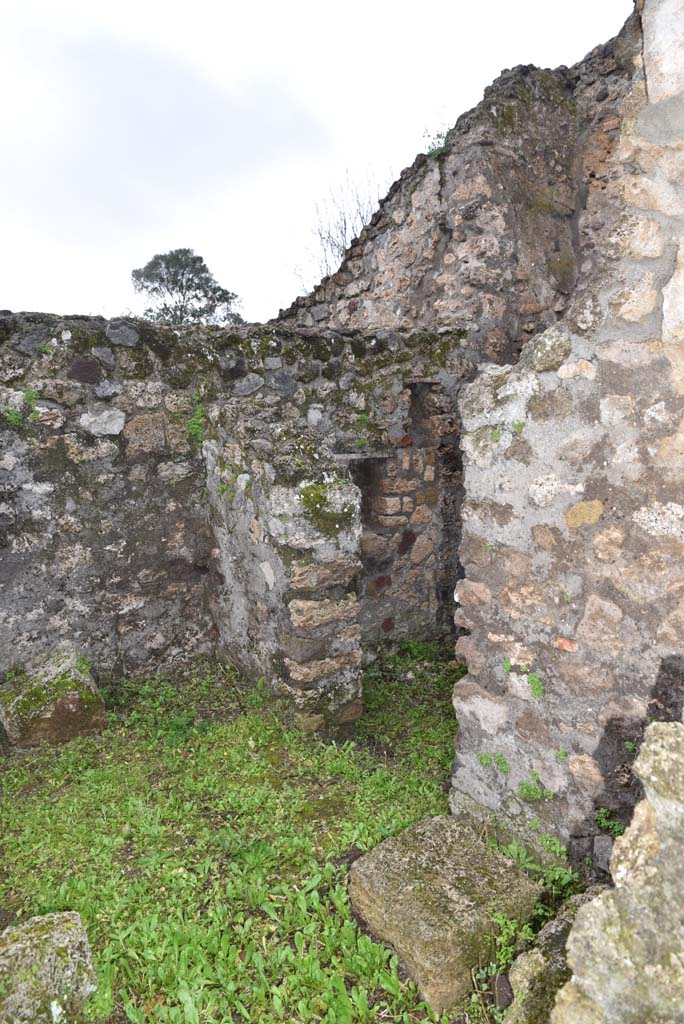 V.4.a Pompeii. March 2018. Room ‘p’, looking towards doorway into room ‘q’ in north wall.
Foto Annette Haug, ERC Grant 681269 DÉCOR.
