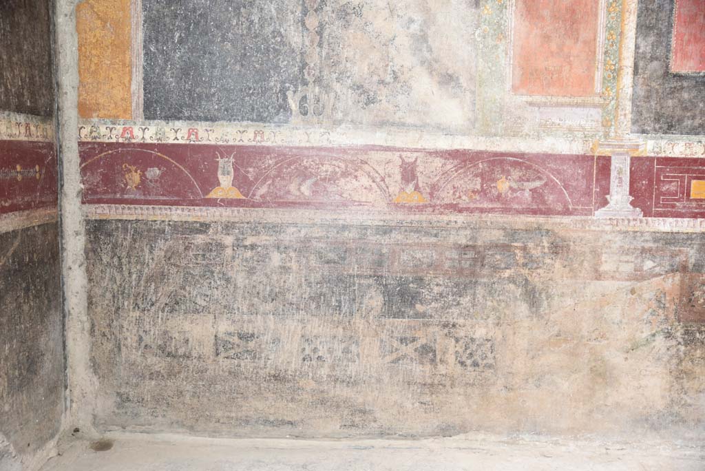 V.4.a Pompeii. March 2018. Room ‘h’, painted predella and zoccolo from lower south wall at east end. 
Foto Annette Haug, ERC Grant 681269 DÉCOR.

