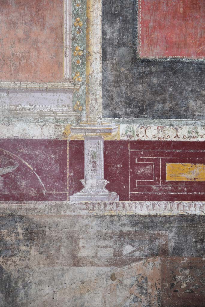 V.4.a Pompeii. March 2018. 
Room ‘h’, detail of predella and remaining garden painting on zoccolo from south wall.
Foto Annette Haug, ERC Grant 681269 DÉCOR.

