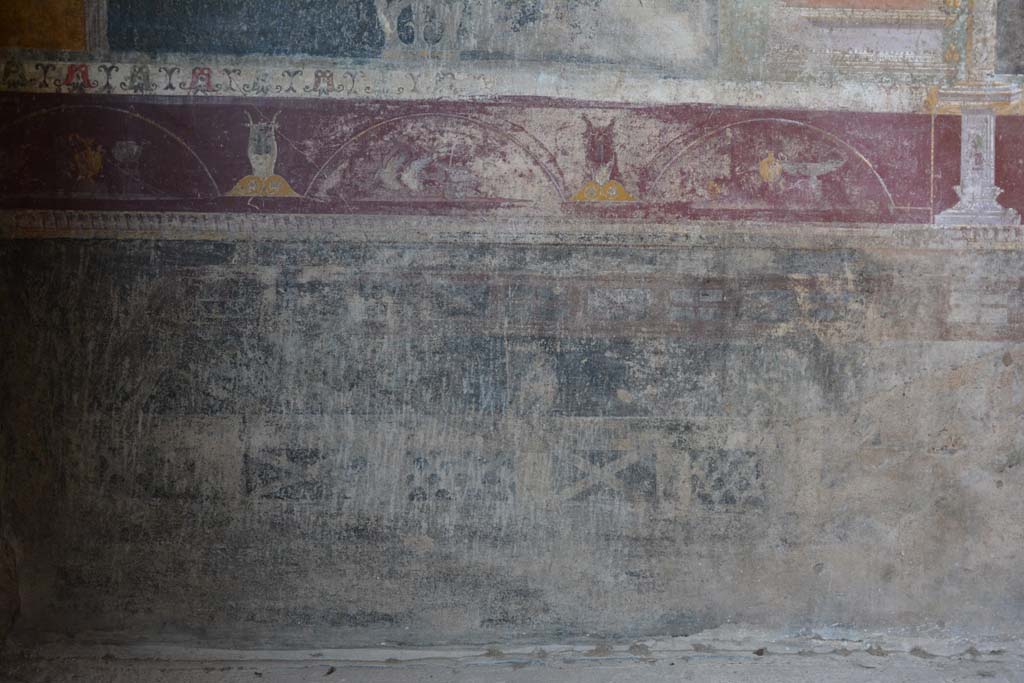 V.4.a Pompeii. March 2019. Room ‘h’, garden painting on black zoccolo below predella at east end of south wall. 
Foto Annette Haug, ERC Grant 681269 DÉCOR.
