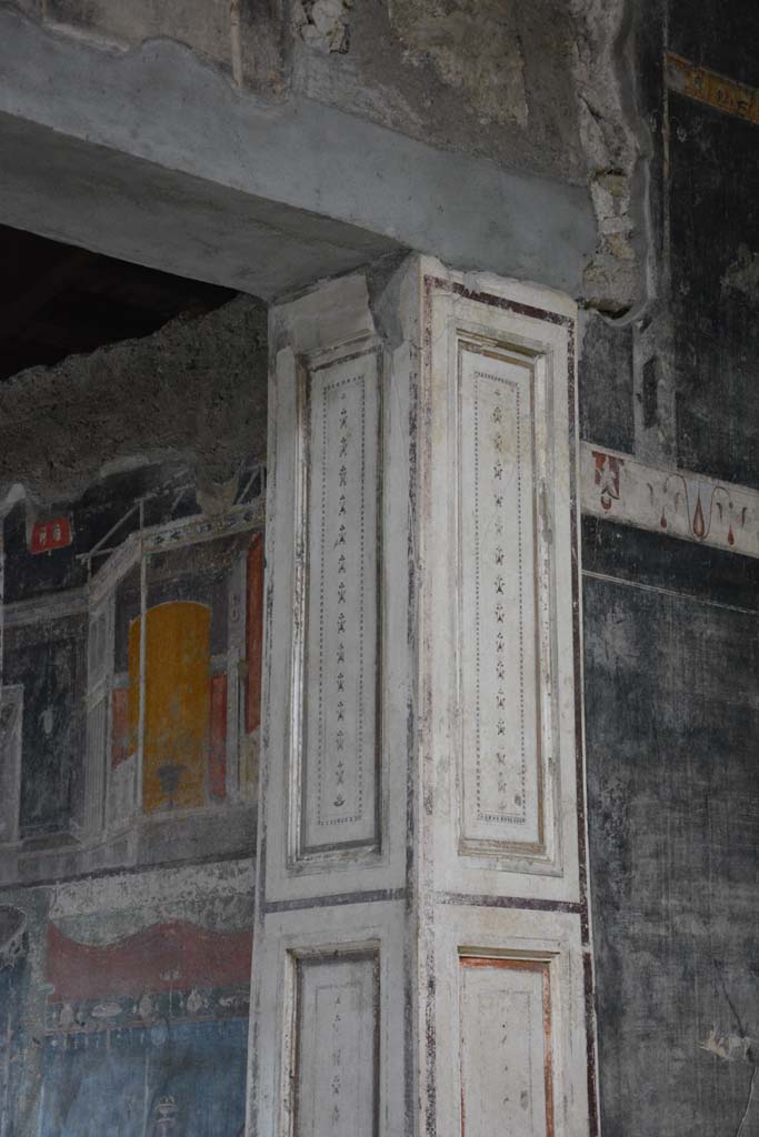 V.4.a Pompeii. March 2018. 
Room ‘h’, detail of upper pilaster and south wall of tablinum, on left.
On the right is atrium ‘b’.
Foto Annette Haug, ERC Grant 681269 DÉCOR.
