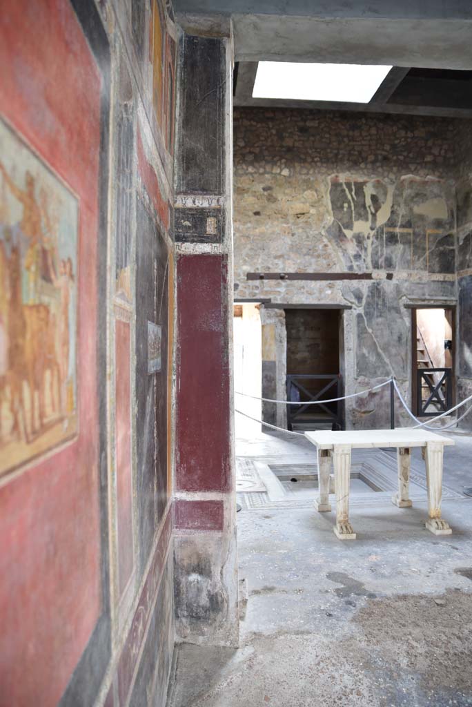 V.4.a Pompeii. March 2018. Room ‘h’, looking west along south wall towards south-west corner.
Foto Annette Haug, ERC Grant 681269 DÉCOR.


