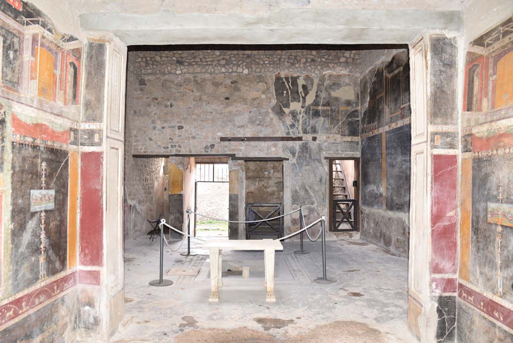 V.4.a Pompeii. March 2018. Room ‘h’, looking west from tablinum, across atrium ‘b’, towards entrance doorway, centre left.
Foto Annette Haug, ERC Grant 681269 DÉCOR.
