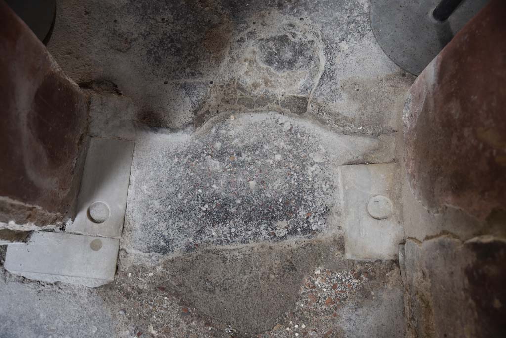 V.4.a Pompeii. March 2018. Room ‘i’, detail of doorway threshold.
Foto Annette Haug, ERC Grant 681269 DÉCOR.
