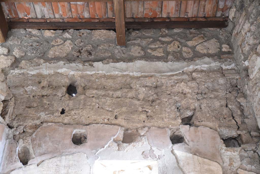 V.4.a Pompeii. March 2018. Room ‘i’, detail from upper east wall.
Foto Annette Haug, ERC Grant 681269 DÉCOR.

