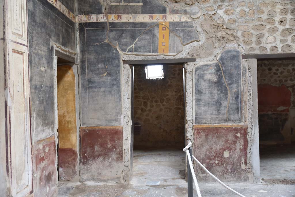 V.4.a Pompeii. March 20189. Room ‘b’, looking south from south-east corner of atrium towards doorway into room ‘g’, in centre.
Foto Annette Haug, ERC Grant 681269 DÉCOR.
