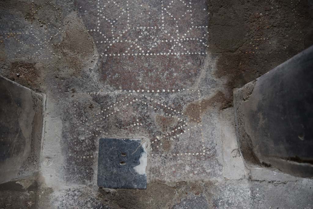 V.4.a Pompeii. March 2018. Room ‘g’, detail of threshold in doorway.
Foto Annette Haug, ERC Grant 681269 DÉCOR.
