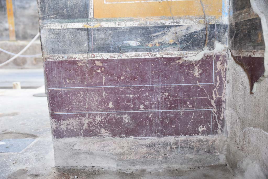 V.4.a Pompeii. March 2018. Room ‘g’, painting of birds on lower north wall in north-east corner. 
Foto Annette Haug, ERC Grant 681269 DÉCOR.
