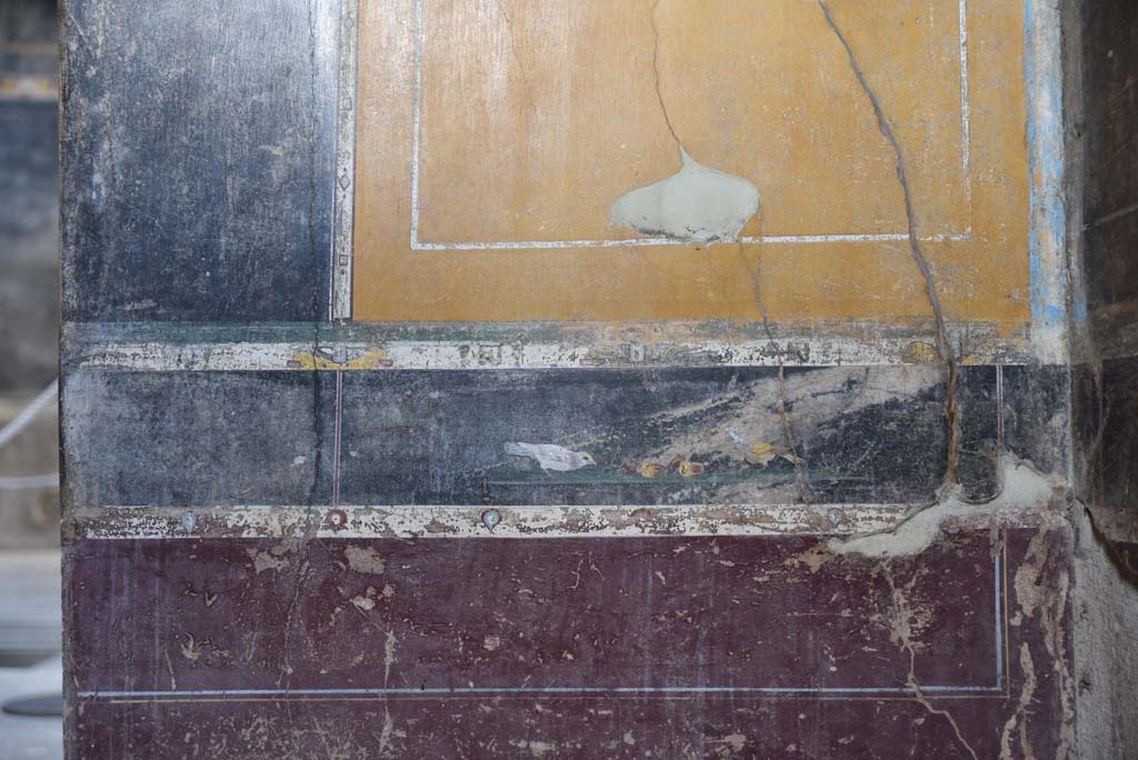 V.4.a Pompeii. March 2018. Room ‘g’, detail of painting of birds in predella, above lower north wall in north-east corner.
Foto Annette Haug, ERC Grant 681269 DÉCOR.

