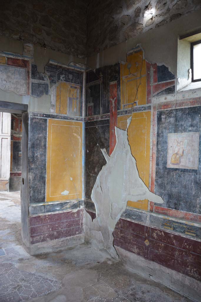 V.4.a Pompeii. March 2018. Room ‘g’, looking towards north-east corner of cubiculum.
Foto Annette Haug, ERC Grant 681269 DÉCOR.

