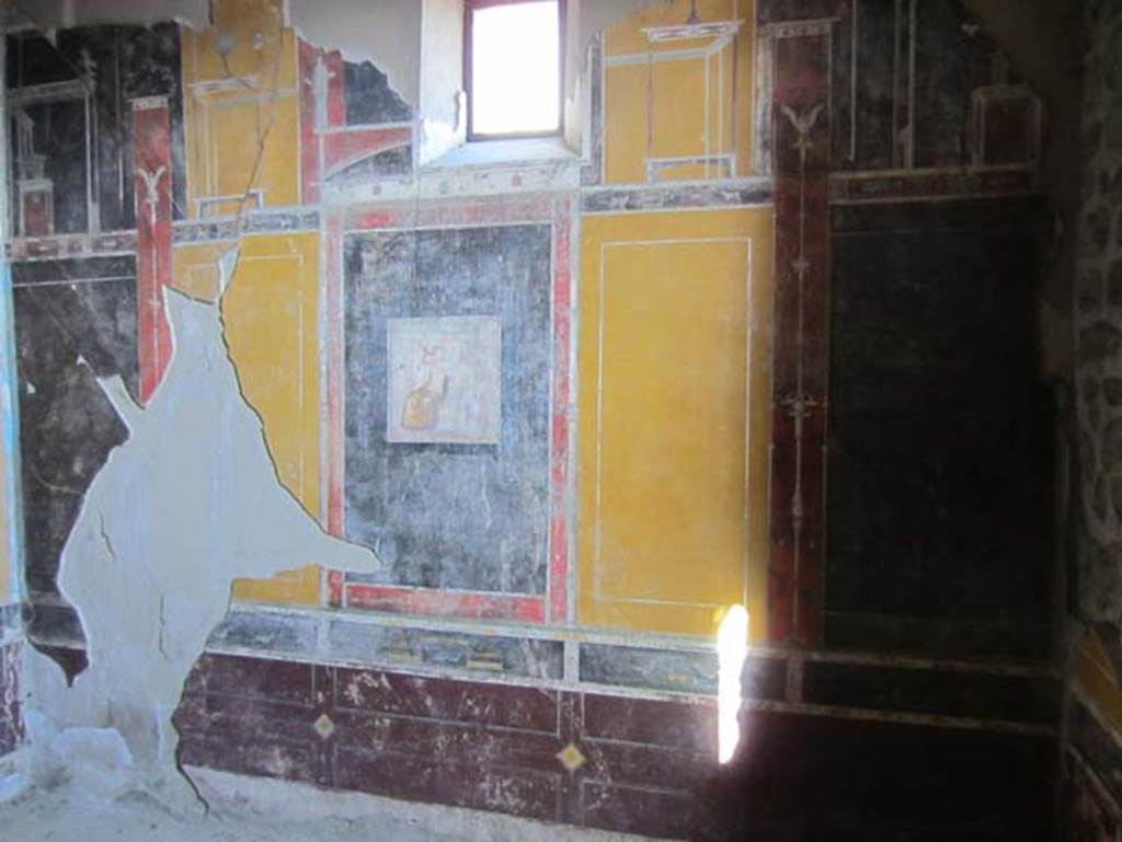 V.4.a Pompeii. March 2012. East wall of cubiculum on south side of atrium. Photo courtesy of Marina Fuxa.
