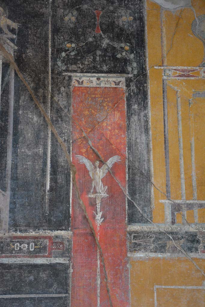 V.4.a Pompeii. March 2018. Room ‘g’, top of painted candelabra from upper east wall.
Foto Annette Haug, ERC Grant 681269 DÉCOR.
