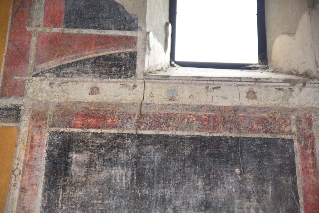 V.4.a Pompeii. March 2018. Room ‘g’, detail from upper east wall above central panel.
Foto Annette Haug, ERC Grant 681269 DÉCOR.

