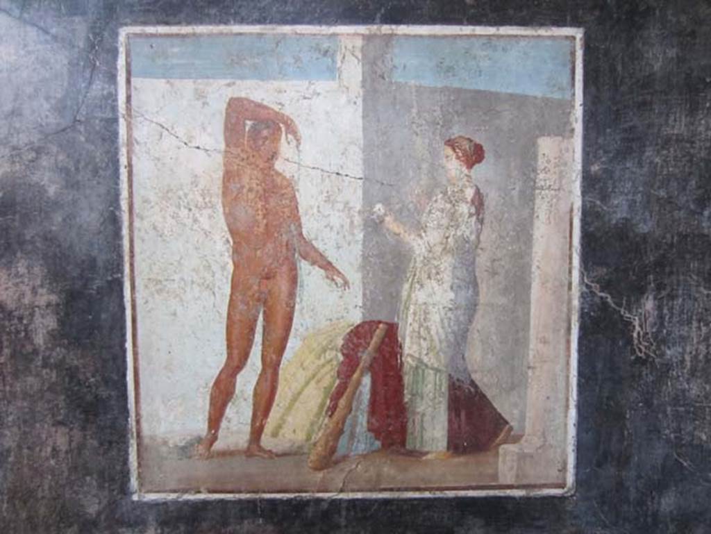 V.4.a Pompeii. March 2012. West wall of cubiculum on south side of atrium. Centre wall painting of Theseus and Ariadne at the entrance of the Labyrinth. Photo courtesy of Marina Fuxa.
