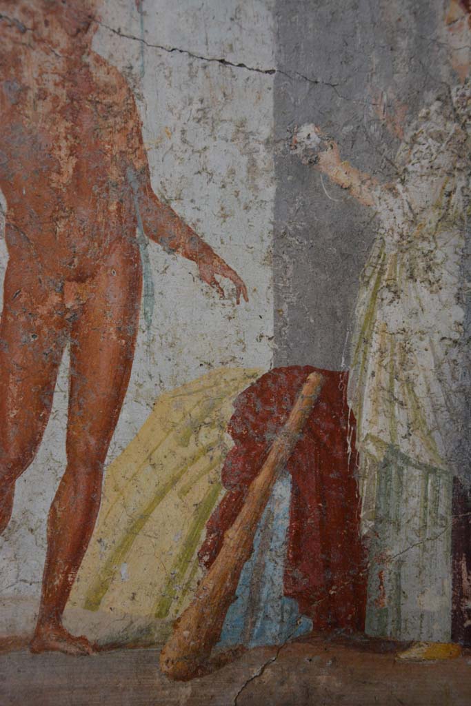 V.4.a Pompeii. March 2018. Room ‘g’, detail of the ball of twine in Ariadne’s hand, and club of Theseus.
Foto Annette Haug, ERC Grant 681269 DÉCOR.
