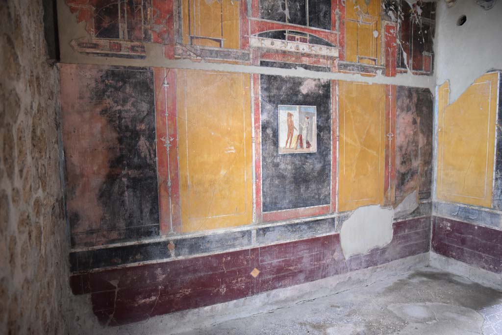 V.4.a Pompeii. March 2018. Room ‘g’, looking towards lower west wall, violet zoccolo and black predella above it.
Foto Annette Haug, ERC Grant 681269 DÉCOR.
