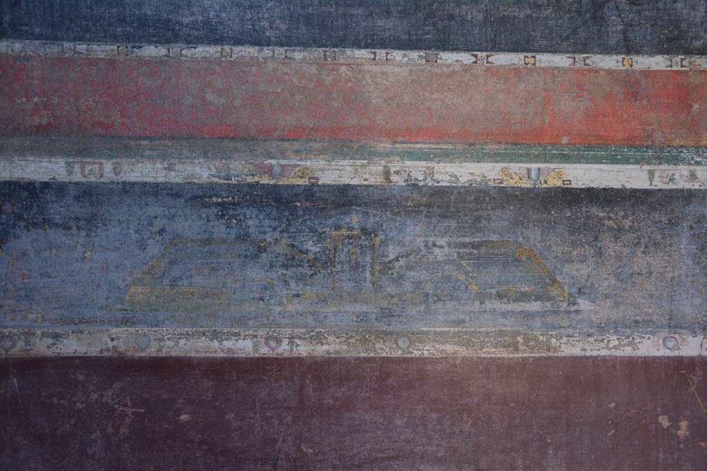 V.4.a Pompeii. March 2019. Room ‘g’, garden painting in predella below central painting on west wall.
Foto Annette Haug, ERC Grant 681269 DÉCOR.
