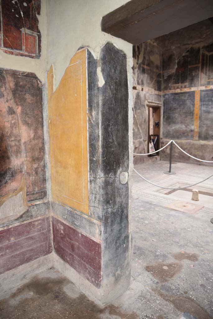 V.4.a Pompeii. March 2018. 
Room ‘g’, looking towards north wall in north-west corner, with doorway to atrium b.
Foto Annette Haug, ERC Grant 681269 DÉCOR.
