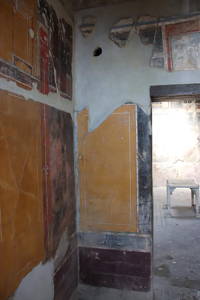 V.4.a Pompeii. October 2023. 
Room ‘g’, north wall in north-west corner. Photo courtesy of Klaus Heese.
