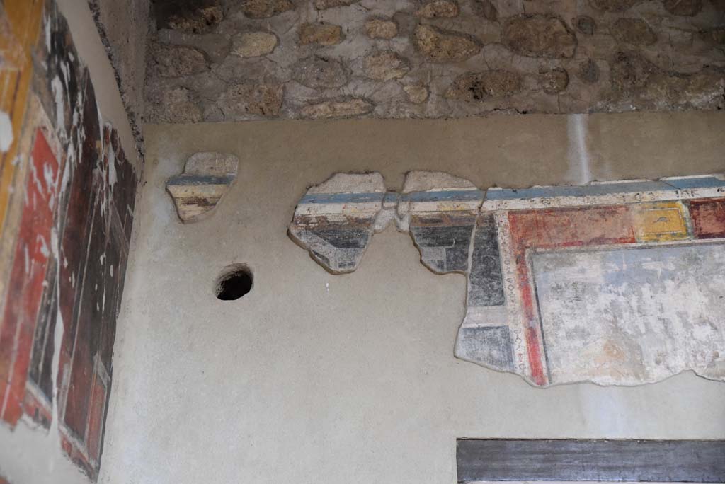V.4.a Pompeii. March 2018. Room ‘g’, detail from upper north wall in north-west corner.
Foto Annette Haug, ERC Grant 681269 DÉCOR.
