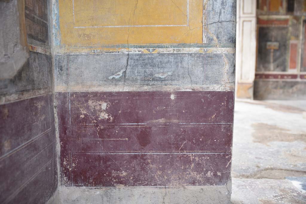 V.4.a Pompeii. March 2018. Room ‘g’, lower north wall, zoccolo, in north-west corner.
Foto Annette Haug, ERC Grant 681269 DÉCOR.
