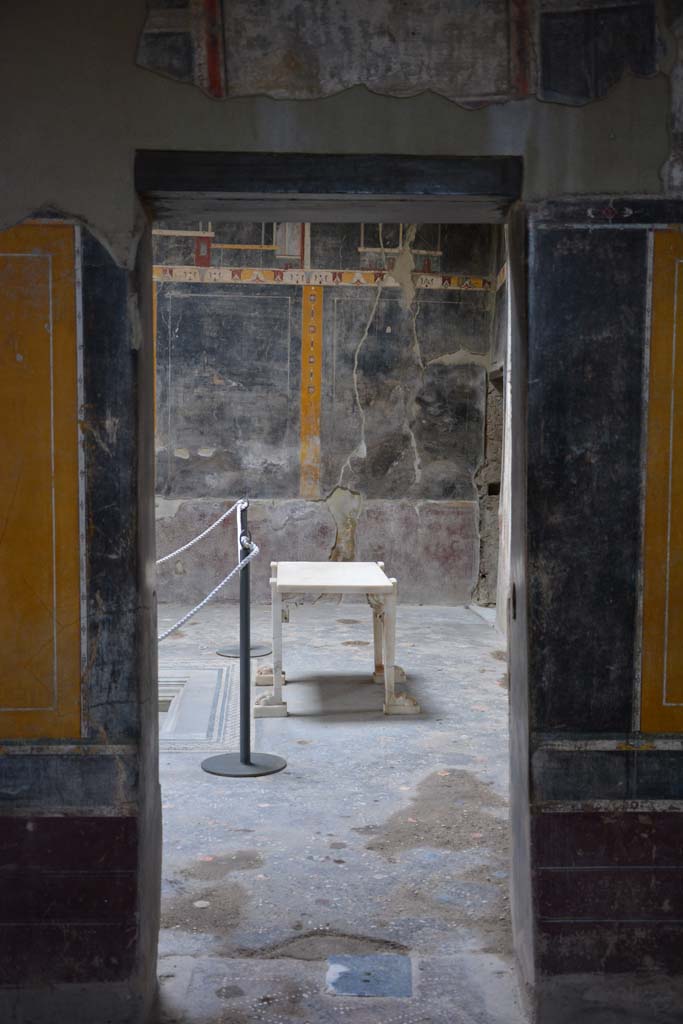 V.4.a Pompeii. March 2018. Room ‘g’, looking north through doorway into atrium ‘b’.
Foto Annette Haug, ERC Grant 681269 DÉCOR.
