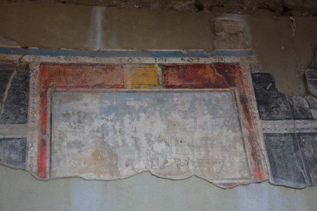 V.4.a Pompeii. March 2019. Room ‘g’, partial remains of painting above doorway in north wall of cubiculum.
Foto Annette Haug, ERC Grant 681269 DÉCOR.
